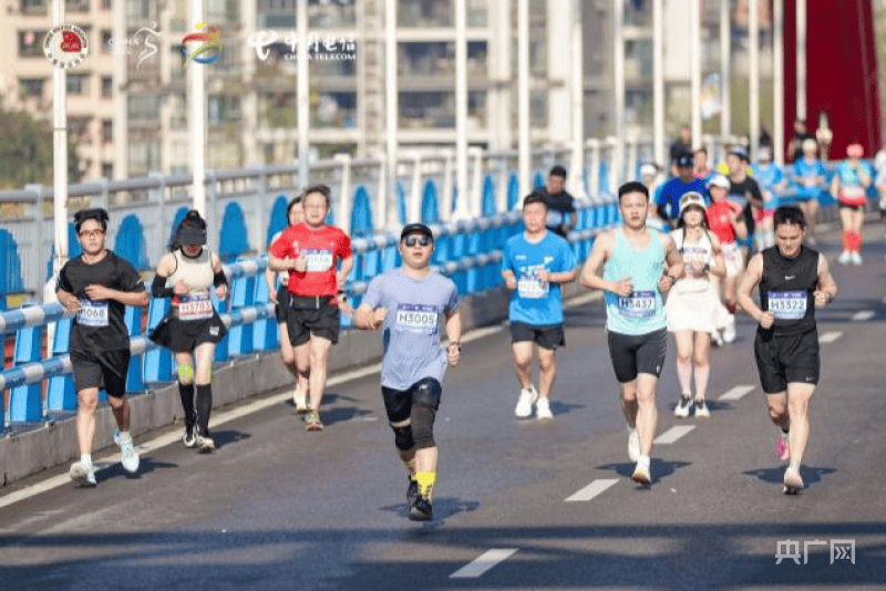 重庆市七运会半程马拉松开跑 合川队获男女冠军
