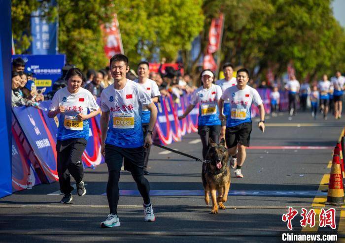 江西九江警察半程马拉松赛开跑