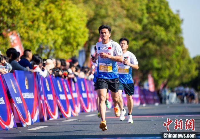 江西九江警察半程马拉松赛开跑