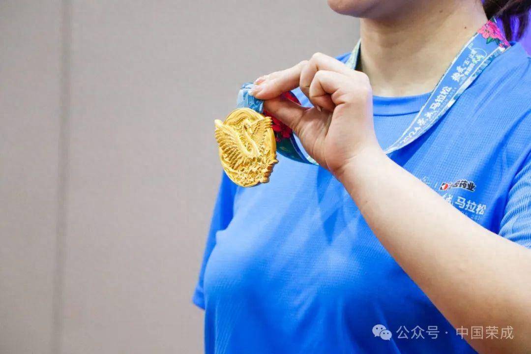 先睹为快——达因·2024荣成马拉松运动员服装、完赛奖牌发布啦