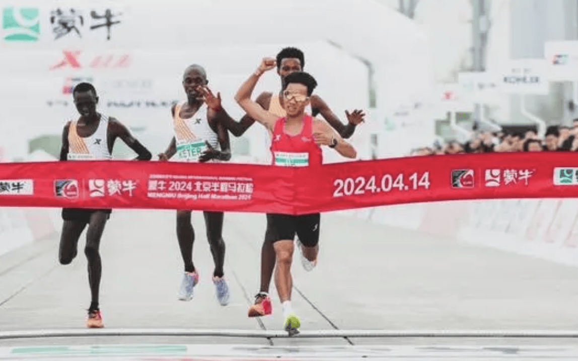 丢人！半程马拉松成“伴程”马拉松，三黑人“护送”中国选手夺冠