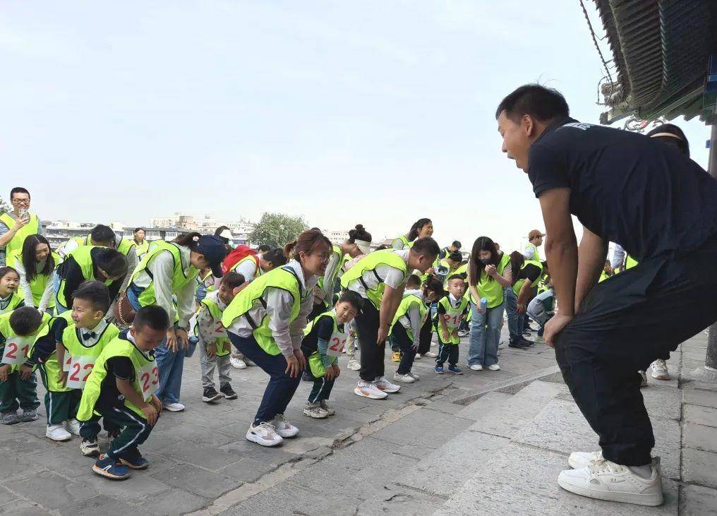 西安市浐灞第八幼儿园城墙亲子马拉松活动