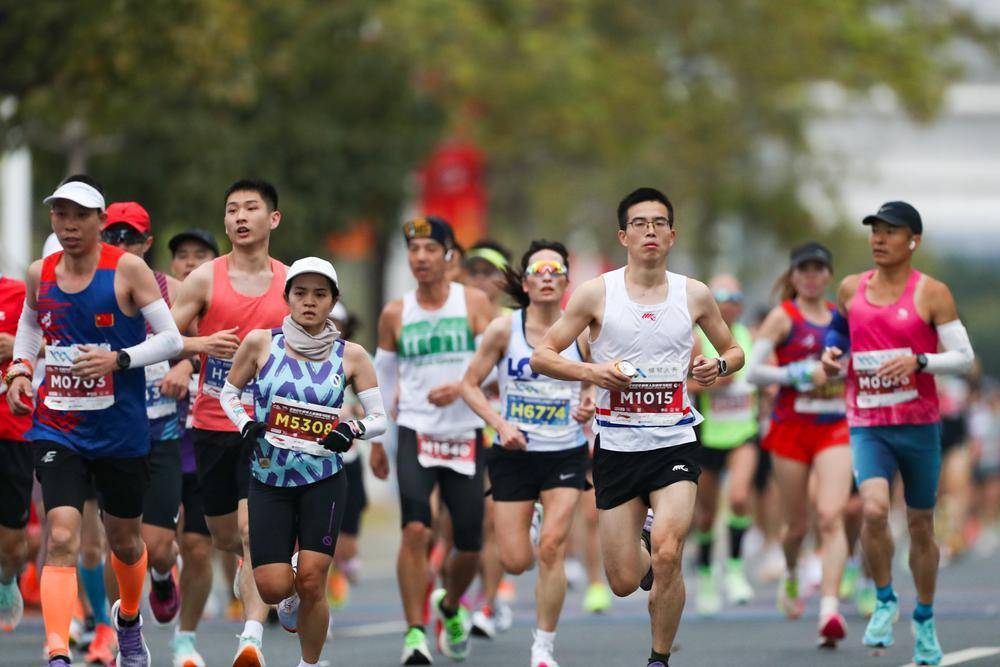 马拉松跑步姿势：揭秘高效跑步的“黄金法则”