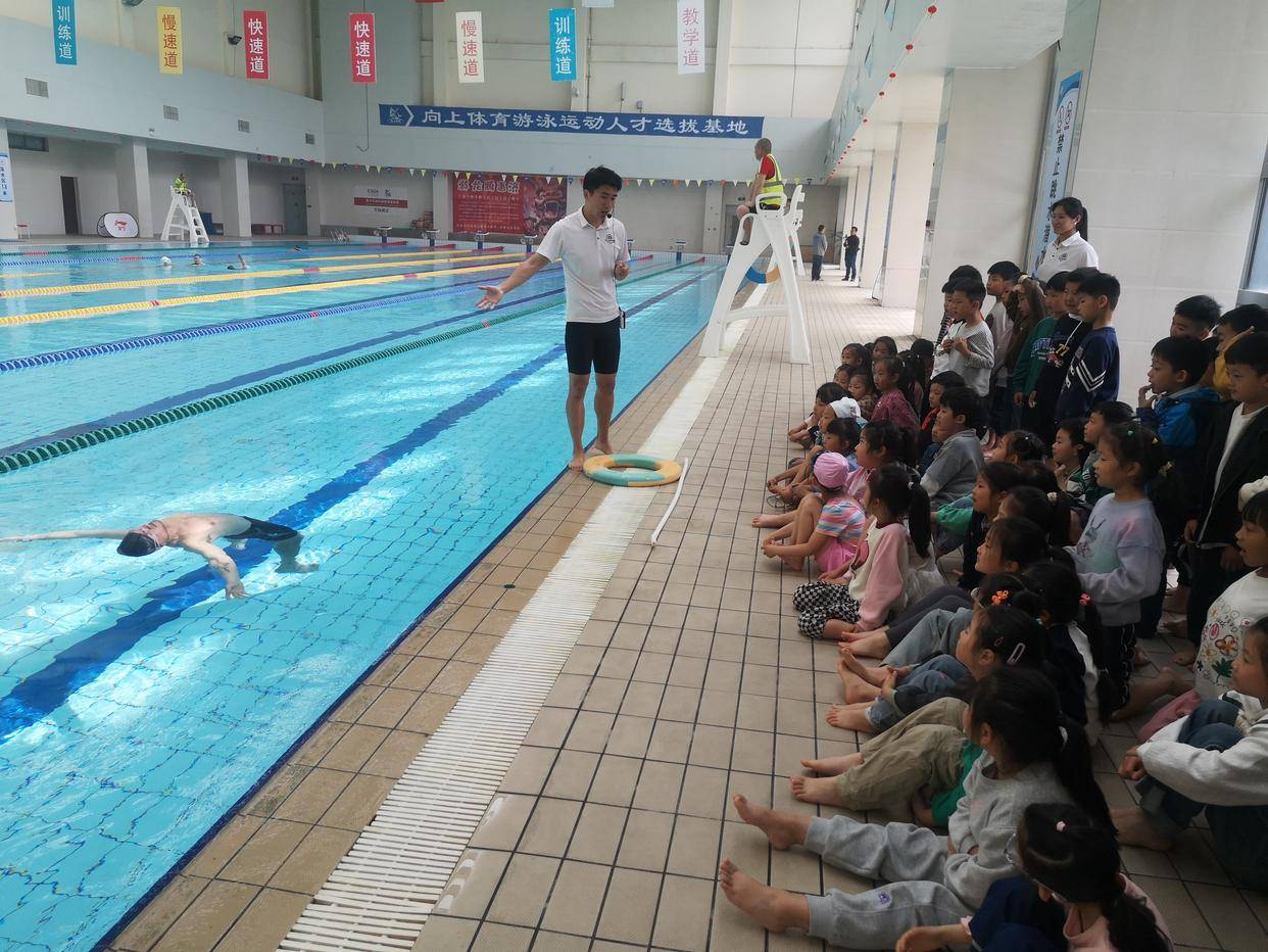小学防溺水游泳安全教育课搬进游泳馆