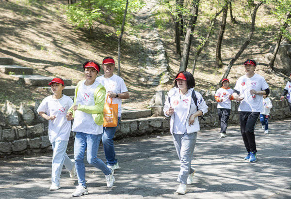 齐齐哈尔市举办为妈妈奔跑·首届龙江少年马拉松趣味慢跑公益活动