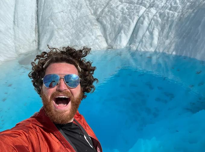 冰岛冰川徒步：华体网带您探索雪域奇景