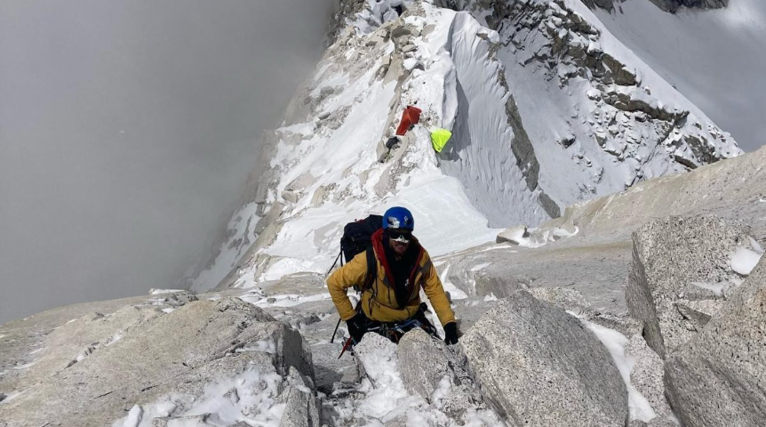 攀登者重复攀登巨大的喜马拉雅山壁