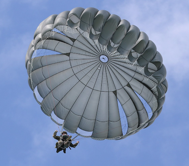 亚利桑那州73岁男子跳伞事故中，降落伞未能完全打开，不幸身亡