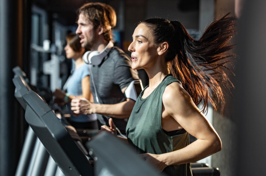 一项新研究发现，女性可能比男性从锻炼中受益更多